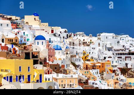 Blick auf Oia das schönste Dorf der Insel Santorini in Griechenland im Sommer. Stockfoto