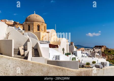 Blick auf eine Kuppel in Oia, dem schönsten Dorf Santorinis. Stockfoto