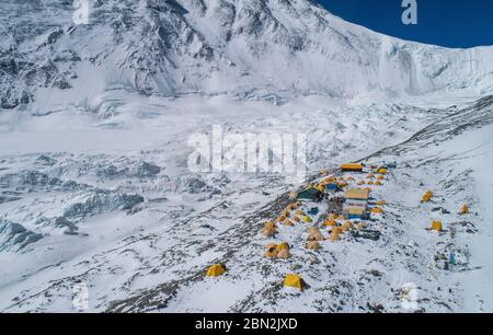 (200512) -- BASISLAGER QOMOLANGMA, 12. Mai 2020 (Xinhua) -- Luftaufnahme vom 10. Mai 2020 zeigt eine Ansicht des Vorlagers auf 6,500 Metern Höhe auf dem Berg Qomolangma. Das Vorlager liegt auf einem Hang am Ende des East Rongbuk Gletschers und ist das letzte Lager vor der Schneelinie und der Eis- und Schneestraße auf dem Mount Qomolangma. Auch als "Lager der Bösen" bekannt, leiden viele der professionellen Bergführer, die den Gipfel des Mount Qomolangma unzählige Male erreicht haben, aufgrund ihrer geographischen Lage an Höhenkrankheit. Es ist eine Gegend, die von Bergen und Po umgeben ist Stockfoto