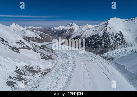 (200512) -- BASISLAGER QOMOLANGMA, 12. Mai 2020 (Xinhua) -- Luftaufnahme vom 10. Mai 2020 zeigt Gletscher in der Nähe des Vorlagers auf 6,500 Metern Höhe auf dem Berg Qomolangma. Das Vorlager liegt auf einem Hang am Ende des East Rongbuk Gletschers und ist das letzte Lager vor der Schneelinie und der Eis- und Schneestraße auf dem Mount Qomolangma. Auch als "Lager der Bösen" bekannt, leiden viele der professionellen Bergführer, die den Gipfel des Mount Qomolangma unzählige Male erreicht haben, aufgrund ihrer geographischen Lage an Höhenkrankheit. Es ist eine Gegend umgeben von Bergen und Stockfoto