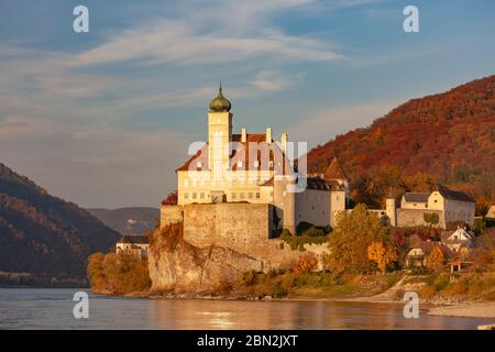 Kleine Burg oberhalb der Donau Schonbuhel in den romantischen Sonnenuntergang, Österreich Stockfoto