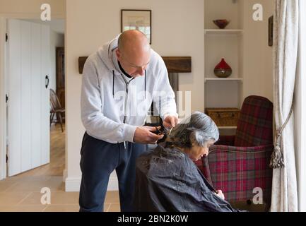Alte ältere Frau, die während des Coronavirus zu Hause einen Haarschnitt hat Stockfoto