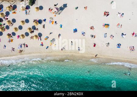 Der neue Strand von Glyfada, angepasst an die Zeit der Coronavirus Umsetzung strenger sanitärer Regeln und sichere Entfernung halten, um Staus zu vermeiden Stockfoto