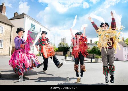 Eine Rag Morris Truppe feiert den 1. Mai mit einem Tanz in der Cotswold Tradition in Wotton-under-Edge, Gloucestershire UK Stockfoto