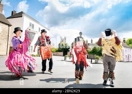 Eine Rag Morris Truppe feiert den 1. Mai mit einem Tanz in der Cotswold Tradition in Wotton-under-Edge, Gloucestershire UK Stockfoto