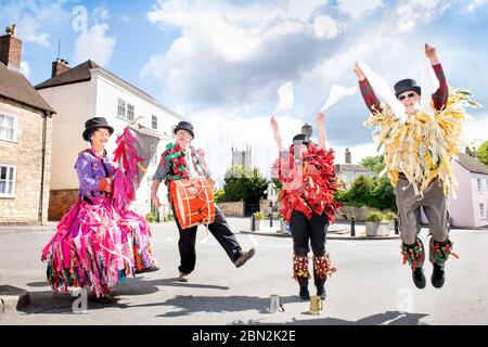 Eine Rag Morris Truppe feiert den 1. Mai mit einem Tanz in der Cotswold Tradition in Wotton-under-Edge, Gloucestershire UK Stockfoto