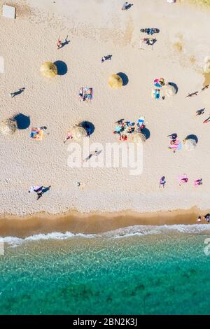 Der neue Strand von Glyfada, angepasst an die Zeit der Coronavirus Umsetzung strenger sanitärer Regeln und sichere Entfernung halten, um Staus zu vermeiden Stockfoto