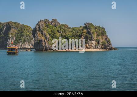 Wunderschöne Aussicht Auf Rock Island In Halong Bay, Vietnam Asien. Cat Ba, Vietnam - 5. März 2020. Stockfoto