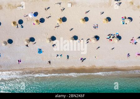 Der neue Strand von Glyfada, angepasst an die Zeit der Coronavirus Umsetzung strenger sanitärer Regeln und sichere Entfernung halten, um Staus zu vermeiden Stockfoto