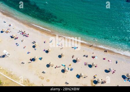 Der neue Strand von Glyfada, angepasst an die Zeit der Coronavirus Umsetzung strenger sanitärer Regeln und sichere Entfernung halten, um Staus zu vermeiden Stockfoto