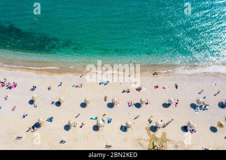 Der neue Strand von Glyfada, angepasst an die Zeit der Coronavirus Umsetzung strenger sanitärer Regeln und sichere Entfernung halten, um Staus zu vermeiden Stockfoto