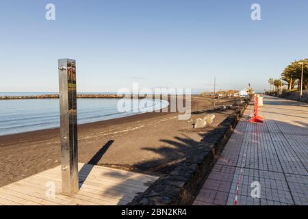 Stranddusche auf leerem, menschenleerem Playa Beril während der Covid 19 Sperrung Costa Adeje, Teneriffa, Kanarische Inseln, Spanien Stockfoto