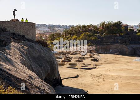 Statue von Javier Perez Ramos am Aussichtspunkt mit Blick auf Playa del Duque Strand, Costa Adeje, Teneriffa, Kanarische Inseln, Spanien Stockfoto