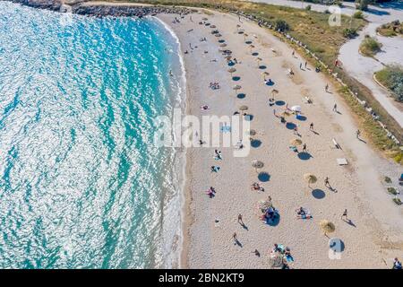 Der neue Strand von Glyfada, angepasst an die Zeit der Coronavirus Umsetzung strenger sanitärer Regeln und sichere Entfernung halten, um Staus zu vermeiden Stockfoto