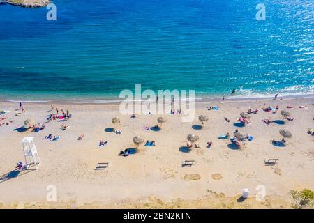 Der neue Strand von Glyfada, angepasst an die Zeit der Coronavirus Umsetzung strenger sanitärer Regeln und sichere Entfernung halten, um Staus zu vermeiden Stockfoto