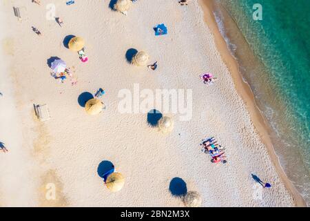 Der neue Strand von Glyfada, angepasst an die Zeit der Coronavirus Umsetzung strenger sanitärer Regeln und sichere Entfernung halten, um Staus zu vermeiden Stockfoto