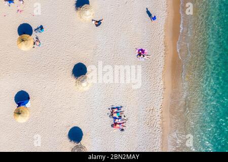 Der neue Strand von Glyfada, angepasst an die Zeit der Coronavirus Umsetzung strenger sanitärer Regeln und sichere Entfernung halten, um Staus zu vermeiden Stockfoto