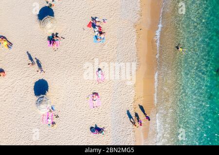 Der neue Strand von Glyfada, angepasst an die Zeit der Coronavirus Umsetzung strenger sanitärer Regeln und sichere Entfernung halten, um Staus zu vermeiden Stockfoto