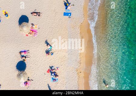 Der neue Strand von Glyfada, angepasst an die Zeit der Coronavirus Umsetzung strenger sanitärer Regeln und sichere Entfernung halten, um Staus zu vermeiden Stockfoto