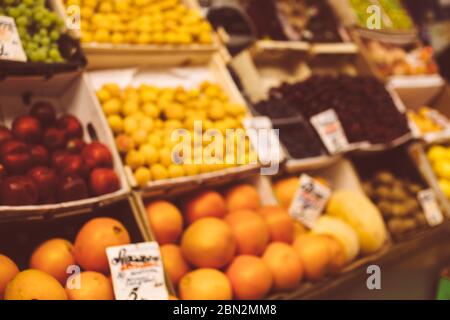 Verschwommener Hintergrund mit Marktstand mit frischen verschiedenen Früchten unscharf Stockfoto