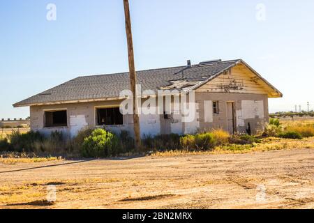 Altes Verlassene Haus In Völliger Verfall Stockfoto
