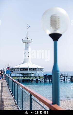 EILAT, ISRAEL - 9. Oktober 2013: Unterwasserobservatorium Marinepark in Eilat, an der Küste des Roten Meeres, Tagesansicht Stockfoto