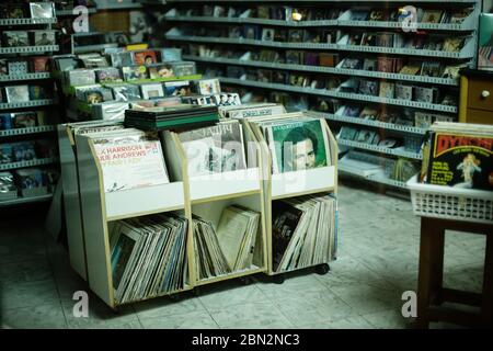 TEL AVIV, ISRAEL - 12. Oktober 2013: Shop mit alten Vinylmusik in Tel Aviv Stockfoto