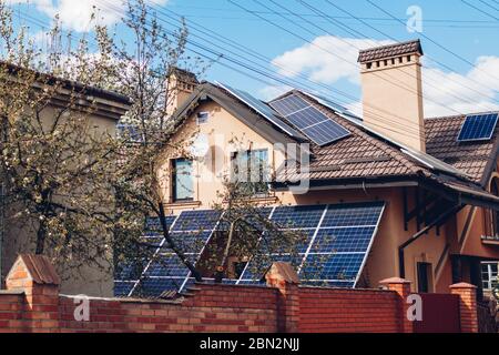 Wohnhaus mit Solarzellen auf dem Dach. Alternative Energie. Mit Sonnenenergie für zu Hause. Erhaltung Stockfoto