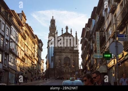 Porto, Portugal - 26. Juli 2018: Die Menschen gehen an der barocken Igreja dos Clérigos Kirche des italienischen Architekten Nicolau Nasoni vorbei. Stockfoto