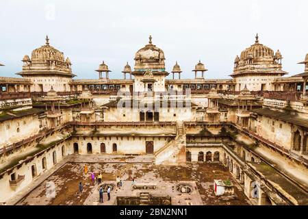 Orchha, Madhya Pradesh, Indien: 17. Jahrhundert Jahangir Mahal Zitadelle innerhalb des Orchha Fort Komplexes. Stockfoto