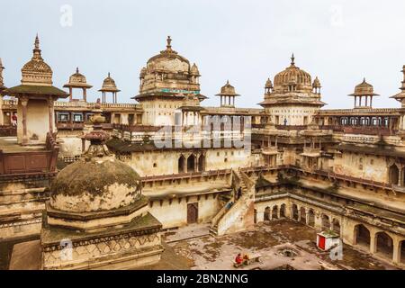 Orchha, Madhya Pradesh, Indien: 17. Jahrhundert Jahangir Mahal Zitadelle innerhalb des Orchha Fort Komplexes. Stockfoto