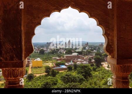 Orchha, Madhya Pradesh, Indien: Allgemeine Ansicht der Stadt und seiner Umgebung, wie durch einen Bogen des 17. Jahrhunderts Lakshmi Narayan Bügels gesehen. Stockfoto