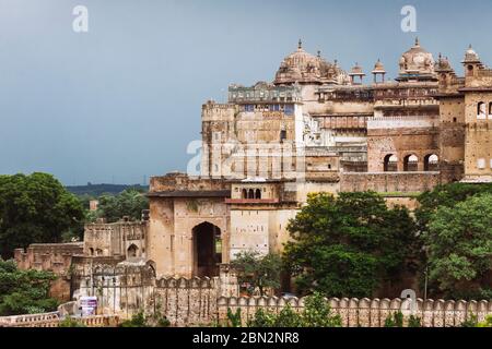 Orchha, Madhya Pradesh, Indien: Allgemeine Ansicht des Orchha Fort Komplexes, der durch das Bundela Rajputs ab dem frühen 16. Jahrhundert errichtet wird. Stockfoto