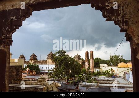 Orchha, Madhya Pradesh, Indien: Sawan Bhadon Palast dastagirs (zwei angrenzende Wind-fangen Türme) persische Art Luftkühler, wie vom Chaturbh gesehen Stockfoto