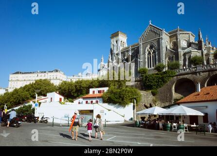 Biarritz, Französisch Baskenland, Frankreich - 19. Juli 2019 : EINE Familie geht an der Kirche von Saint Eugene vorbei, die zwischen 1898 und 1903 erbaut wurde. Stockfoto