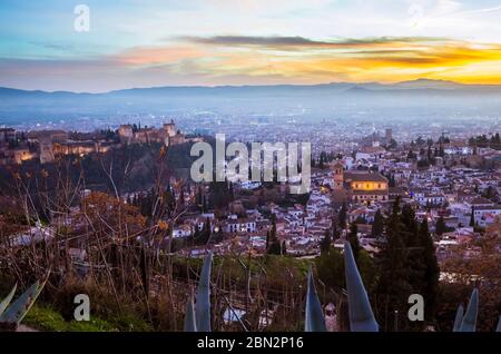 Granada, Spanien - 17. Januar 2020: Alhambra-Palast und Unesco-Liste der Albaicin-Viertel bei Sonnenuntergang vom Aussichtspunkt San Miguel Alto aus gesehen. Stockfoto