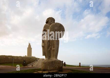A Coruna, Galicien, Spanien - 10. Februar 2020: Statue des mythischen keltischen Königs Breogán und Turm des Herkules. Erbaut im 2. Jahrhundert und renoviert Stockfoto