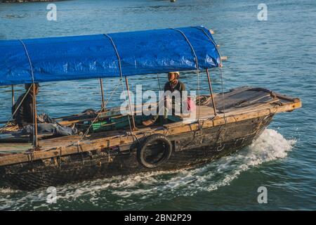 Vietnamesische Fischer Im Boot An Der Ha Long Bay, Vietnam Asien. Cat Ba, Vietnam - 5. März 2020. Stockfoto