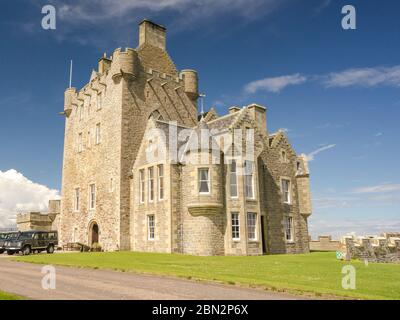 Luxuriöses Hotel im Ackergill Tower in der Sinclair Bay in den schottischen Highlands. Wunderschöner grüner Rasen in einem historischen alten britischen Herrenhaus in Wick, Schottland. Stockfoto