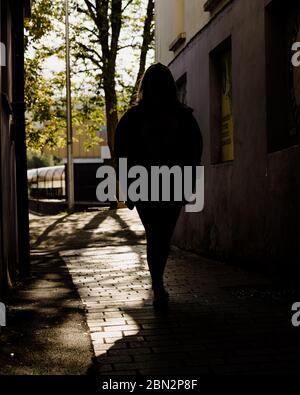 MERTHYR TYDFIL, WALES - 11. MAI 2020 - Gasse mit einer im Schatten. Stockfoto