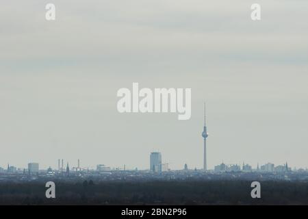 Panorama von Berlin aus großer Entfernung aufgenommen Stockfoto