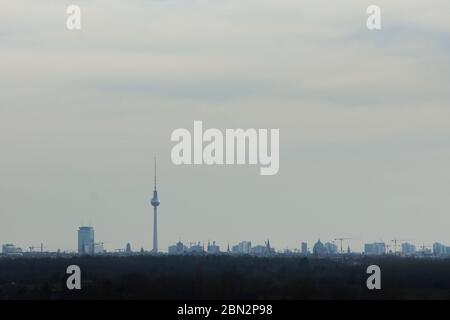 Panorama von Berlin aus großer Entfernung aufgenommen Stockfoto