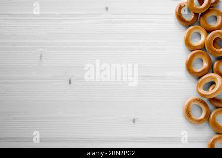 Eine Gruppe von Bagels auf einem hellen Holzhintergrund Stockfoto