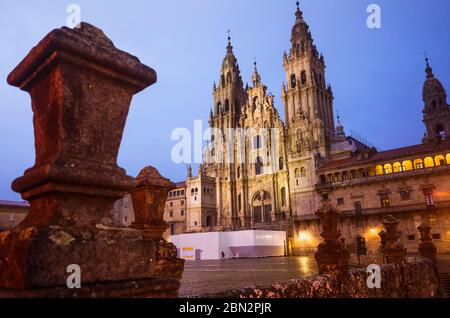 Santiago de Compostela, A Coruña Provinz, Galicien, Spanien - 12. Februar 2020 : beleuchtete barocke Fassade der Kathedrale auf dem Obradoiro Platz. Stockfoto