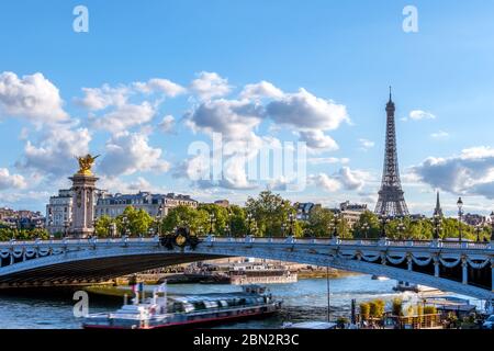 Frankreich. Sonniger Sommertag in Paris. Ausflugsboot unter der Brücke von Alexander III über die seine. Eiffelturm Stockfoto