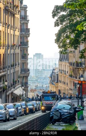 Frankreich. Sonniger Sommertag in Paris. Viele geparkte Autos auf der engen Lamarckstraße Stockfoto