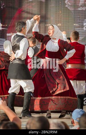 Cavalcata Sassari, Blick auf ein Paar in traditioneller Tracht, das während des Cavalcata Sarda Festivals in Sassari, Sardinien einen Volkstanz aufführt. Stockfoto