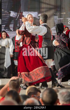 Paartanz, Blick auf ein Paar in traditioneller Tracht, das während des Cavalcata Sarda Festivals in Sassari, Sardinien einen Volkstanz aufführt. Stockfoto