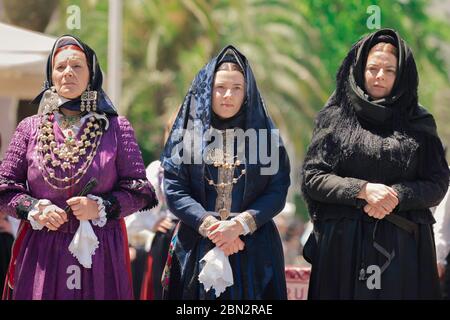 Frauen Tracht, Porträt von drei Frauen in Tracht während der großen Prozession des Cavalcata Festival in Sardinien gekleidet. Stockfoto