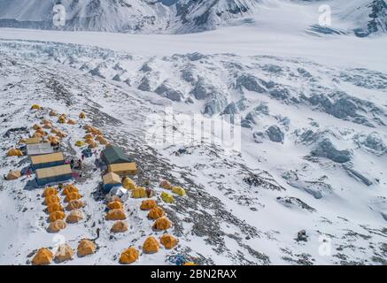 (200512) -- BASISLAGER QOMOLANGMA, 12. Mai 2020 (Xinhua) -- Luftaufnahme vom 10. Mai 2020 zeigt eine Ansicht des Vorlagers auf 6,500 Metern Höhe auf dem Berg Qomolangma. Das Vorlager liegt auf einem Hang am Ende des East Rongbuk Gletschers und ist das letzte Lager vor der Schneelinie und der Eis- und Schneestraße auf dem Mount Qomolangma. Auch als "Lager der Bösen" bekannt, leiden viele der professionellen Bergführer, die den Gipfel des Mount Qomolangma unzählige Male erreicht haben, aufgrund ihrer geographischen Lage an Höhenkrankheit. Es ist eine Gegend, die von Bergen und Po umgeben ist Stockfoto